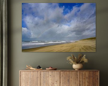 Regenboog op het strand van Texel aan de Noordzee kust