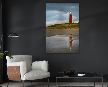 Texelse vuurtoren in de duinen tijdens een stormachtige herfstavond