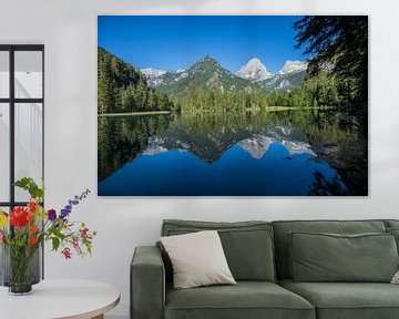 Paysage de montagne se reflétant dans l'eau