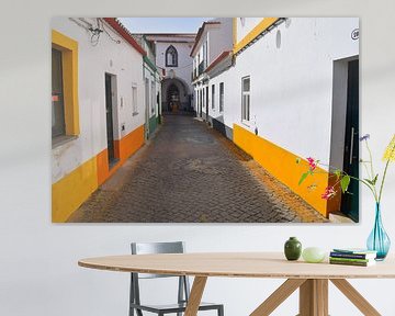 Kleurrijke smalle straat / steeg in Portugal van Studio LE-gals
