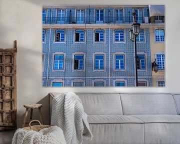 Met Portugese azulejo's betegelde gevel in Lissabon van Studio LE-gals