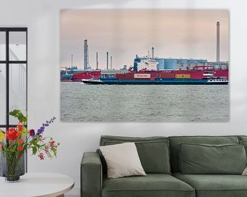 Ein Containerschiff fährt durch den Hafen von Rotterdam