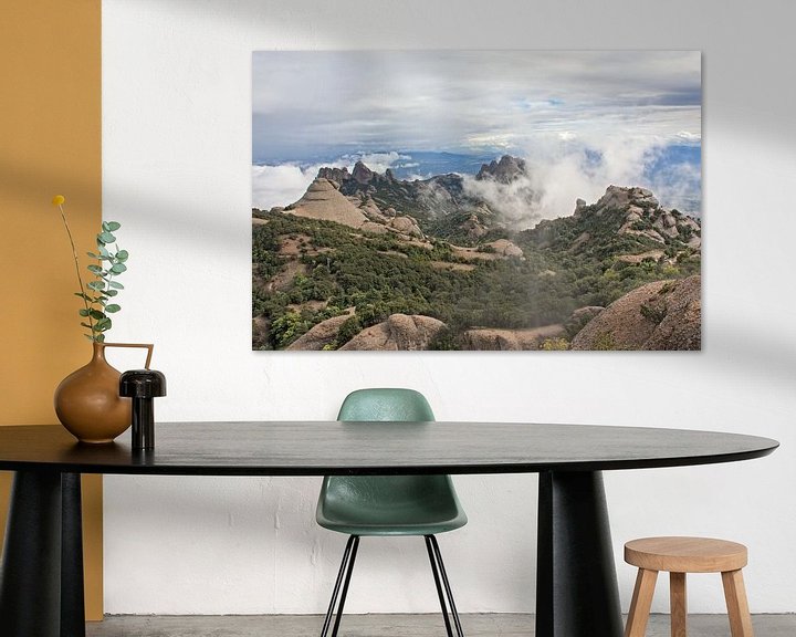 Sfeerimpressie: Berglandschap met wolken in Montserrat van Kristof Lauwers