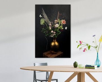 Nature morte avec des fleurs roses, des papillons et un moineau