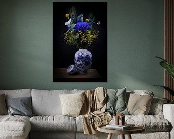 Modernes Blumenstillleben in einer Vase "Holländisches Blau und Gelb" von Marjolein van Middelkoop
