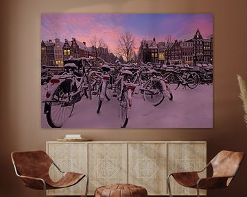 Besneeuwd Amsterdam bij zonsondergang in de winter van Eye on You