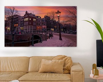 Verschneites Amsterdam im Winter bei Sonnenuntergang von Eye on You