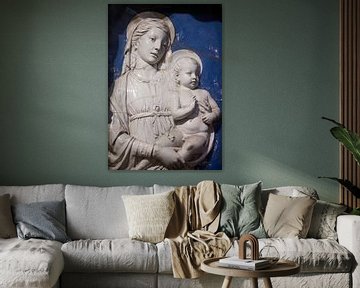Tableau en céramique représentant Marie et l'enfant Jésus dans une église de Lucques, en Italie.
