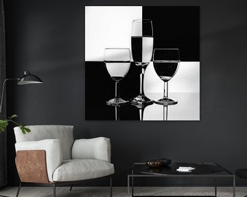 Abstracte plaat met wijnglazen voor een zwart witte achtergrond. Weerspiegelingen in het water zorgd van Jolanda Aalbers