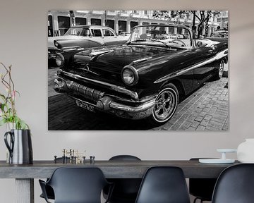 Vintage cabriolet in zwart-wit in Oud Havana Cuba van Dieter Walther