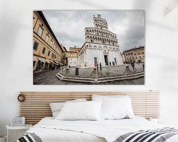 Kerk San Michele in Foro op plein centrum van Lucca, Toscaan, Italië van Joost Adriaanse