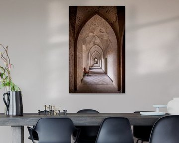 Korridor eines verlassenen Klosters von Vivian Teuns