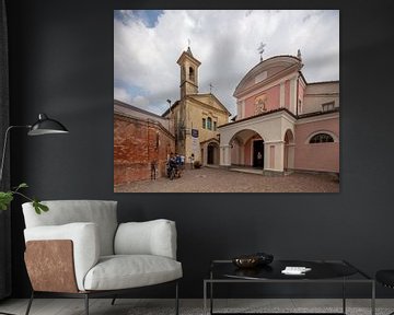 Kerk en Kerkplein in Monforte de Alba, Piemonte van Joost Adriaanse