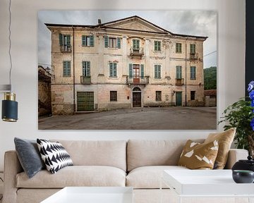 Großes verfallenes Herrenhaus in Piemont, Italien von Joost Adriaanse