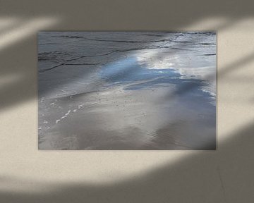 Vagues discrètes et reflet dans le sable mouillé