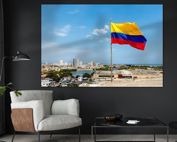 Colombiaanse vlag in de wind op het Castillo San Felipe de Barajas fort met de stad Cartagena de las van WorldWidePhotoWeb