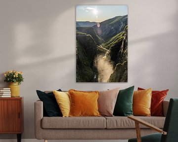 Chute d'eau dans les gorges en Norvège au coucher du soleil sur Anneloes van Acht