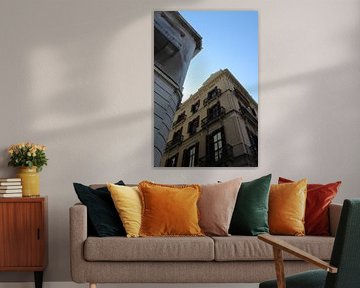 Bel immeuble dans une rue de Barcelone, en Espagne. sur Shania Lam
