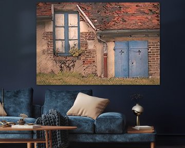 blauwe luiken in een vervallen Frans huis van Corrie Ruijer