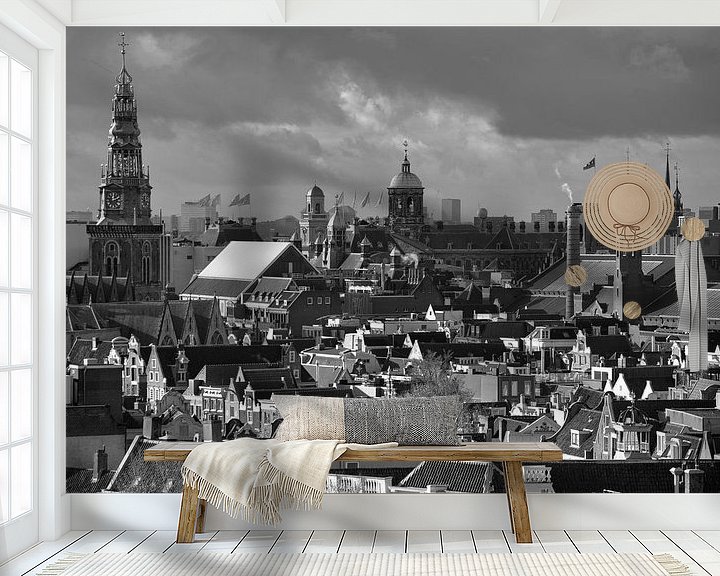 Sfeerimpressie behang: Over de daken van  de binnenstad van Amsterdam van Foto Amsterdam/ Peter Bartelings