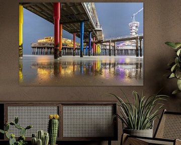 Blick vom Strand auf die Mole von Scheveningen von Karin Riethoven