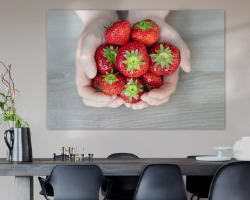 Les mains pleines de délicieuses fraises sur Inez VAN DE WEYER