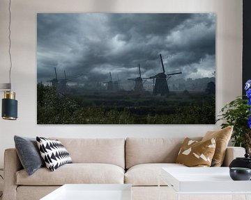 Neblige Ruhe bei den niederländischen Unesco-Windmühlen von Mart Houtman