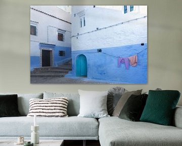 Blauwe met wit huis | Chefchaouen | Marokko | reisfotografie print van Kimberley Helmendag