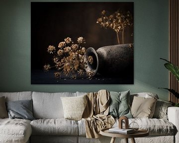 Getrocknete Blumen, getrockneter Bärenklau mit liegender Vase. von Henk Van Nunen Fotografie