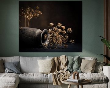 Getrocknete Blumen, getrockneter Bärenklau mit liegender Vase. von Henk Van Nunen Fotografie