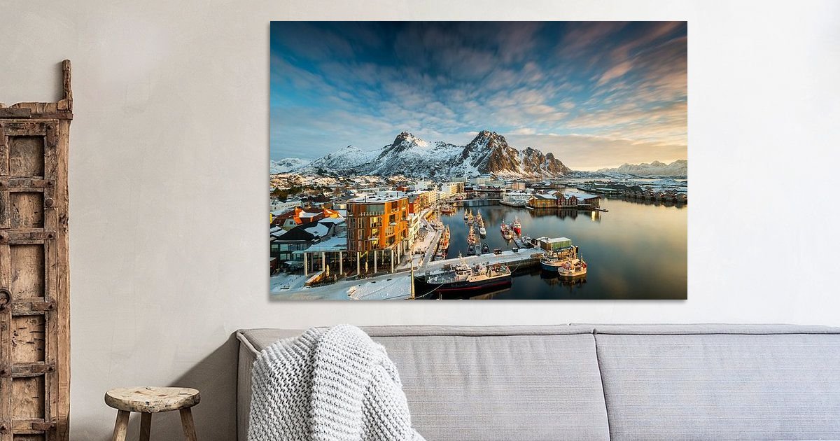 Hafenstadt Svolvaer auf den Lofoten Inseln in Norwegen im Winter mit Schnee  bei Sonnenaufgang von Robert Ruidl auf ArtFrame, Leinwand, Poster und mehr  | Art Heroes