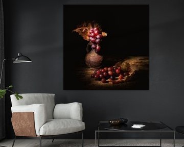 Nature morte pittoresque avec des raisins rouges. sur Saskia Dingemans Awarded Photographer