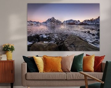 Montagnes enneigées et fjord gelé sous la lumière du soleil matinal à Reine, dans les îles Lofoten e sur Robert Ruidl