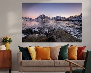 Schneebedeckte Berge und gefrorener Fjord im morgendlichen Sonnenlicht in Reine auf den Lofoten in N von Robert Ruidl