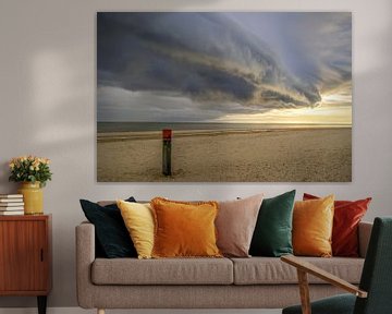 Sonnenaufgang am Strand der Insel Texel mit einer herannahenden Gewitterwolke