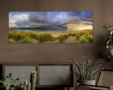 Zonsopgang in de duinen van het eiland Texel met nadering van een stormwolk