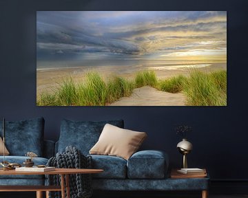 Zonsopgang in de duinen van het eiland Texel met nadering van een stormwolk van Sjoerd van der Wal