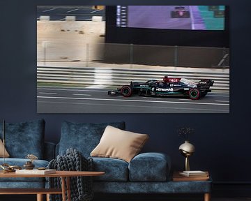 Formule 1, Lewis Hamilton in de zwarte Mercedes van Bianca Fortuin