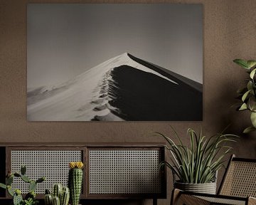 Monochroom woestijnlandschap met zandduinen en lucht in de Deadvlei. van Catalina Morales Gonzalez