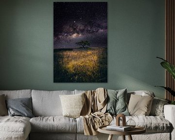 Melkweg in een landschap met boom van Fotos by Jan Wehnert
