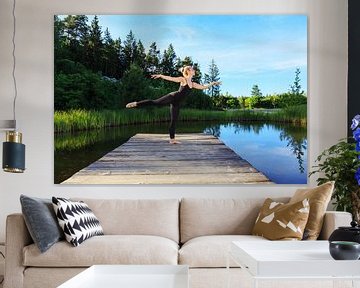 Een ballerina danst op de loopbrug van Rainer Zapka