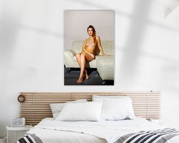 eine hübsche junge Frau posiert nackt auf dem Sofa von Rainer Zapka