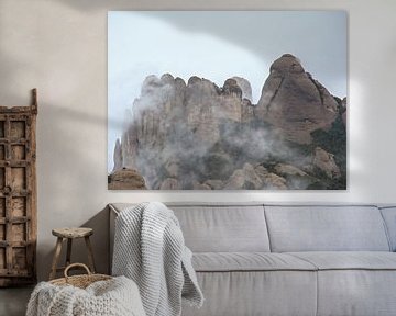 Die Berggipfel von Montserrat in den Wolken