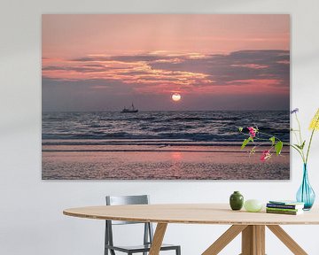 Ondergaande zon met vissersboot op de Noordzee I Bloemendaal aan Zee, Noord-Holland I Zomerse strand van Floris Trapman