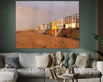 Kleurrijke strandhuisjes in Heemskerk I Zomer aan de Noordzee I Gouden uur I Strandleven van Floris Trapman