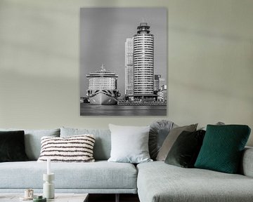Rotterdam Kopf des Südens mit Kreuzfahrtschiff schwarz und weiß von Sander Groenendijk