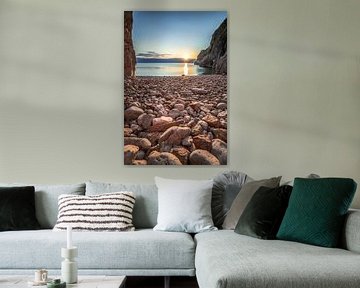 Zonsopgang in een baai met strand en rotsen, Kroatië Krk van Fotos by Jan Wehnert