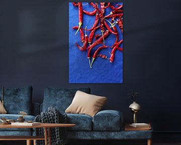 Rode Chilipepers op Blauw van Imladris Images