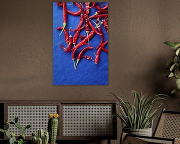 Red Chilli Peppers op Blauw van Imladris Images