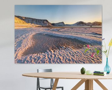 Figure en forme de cœur dans la neige sur la célèbre plage de sable près de Haukland au coucher du s sur Robert Ruidl